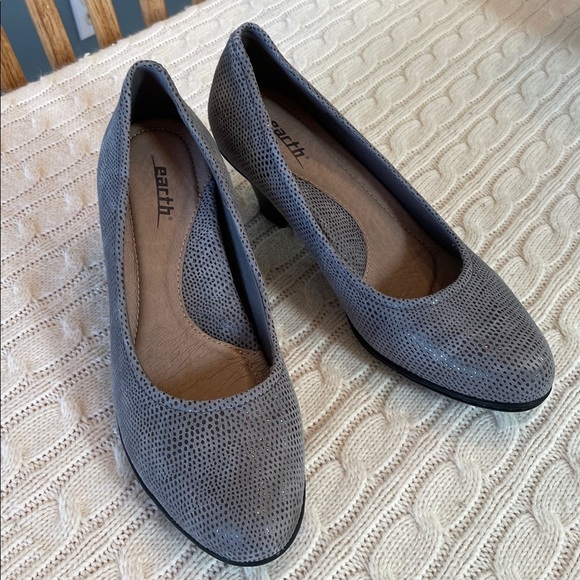 Earth Shoes - NWOT Earth Bijou 8B grey print leather suede pumps sparkle 2” heel cushion sole